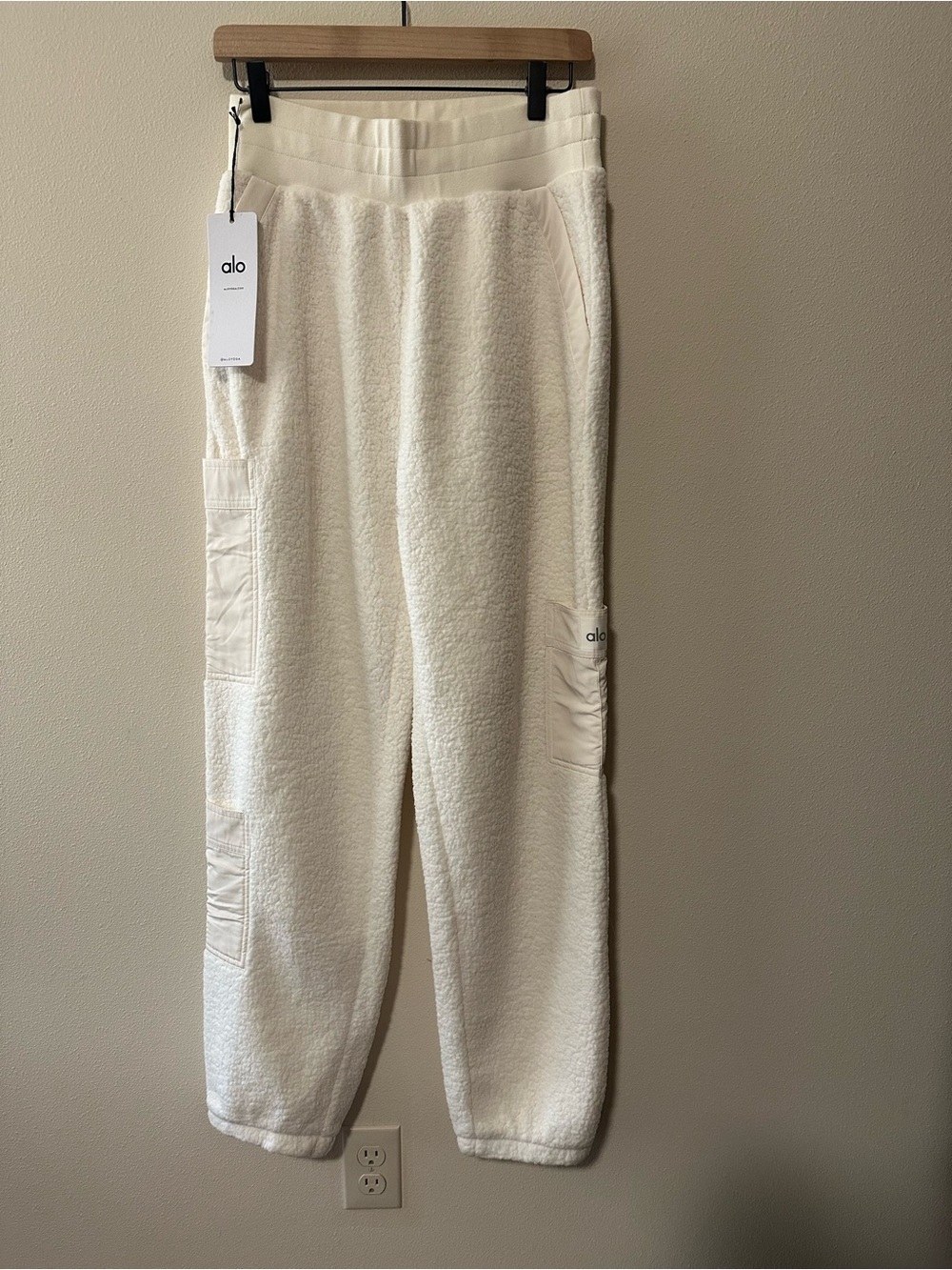 NWT alo yoga Micro Sherpa High Waist Solstice Sweatpant in Ivory size medium - Picture 2 of 8